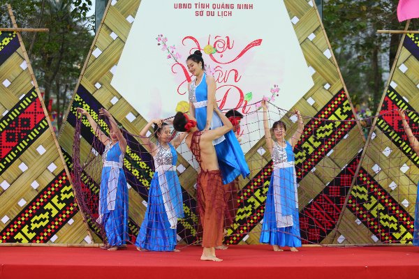 Bài học vượt khó từ du lịch Quảng Ninh