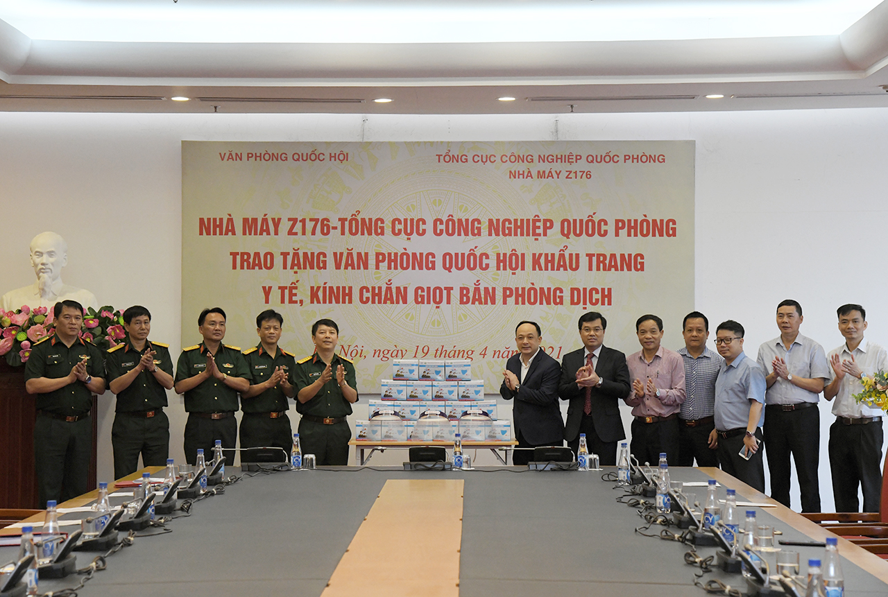 Nhà máy Z176 trao 48.000 khẩu trang và 15.000 kính phòng dịch Covid-19 tặng Văn phòng Quốc hội