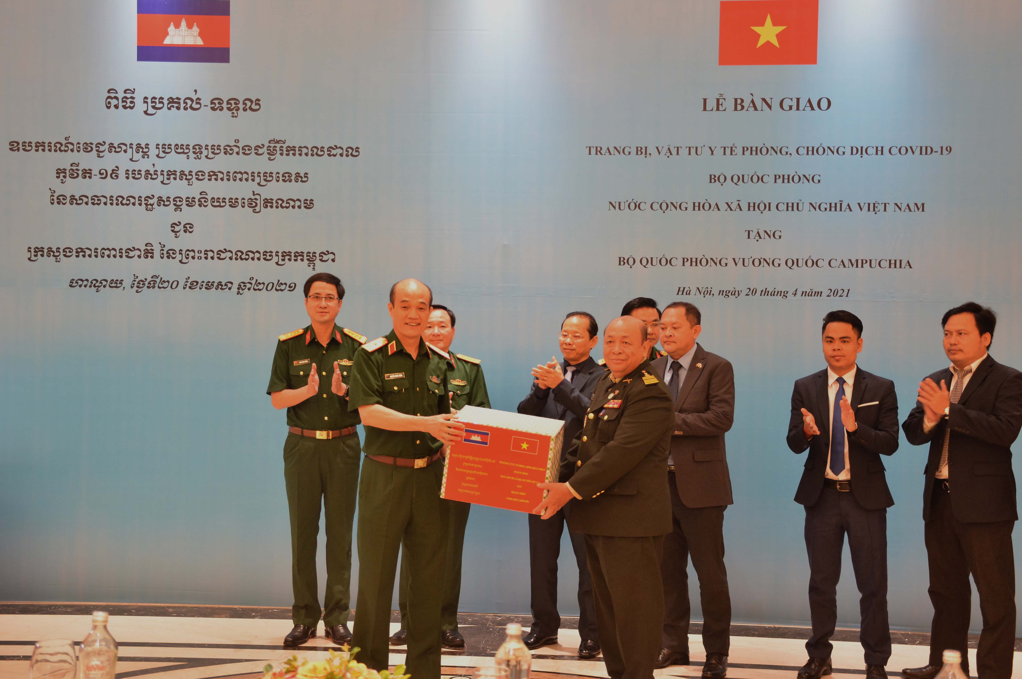 Bộ Quốc phòng Việt Nam hỗ trợ Bộ Quốc phòng Campuchia trang thiết bị, vật tư y tế phòng, chống dịch Covid-19