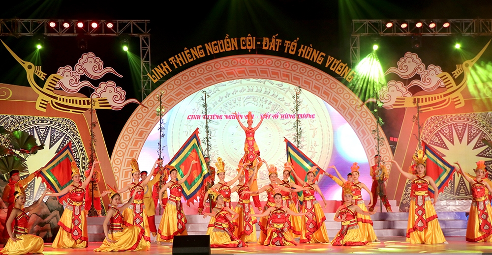 Tối 19-4, Ban tổ chức Giỗ Tổ Hùng Vương năm Tân Sửu 2021 đã tổ chức tổng duyệt chương trình nghệ thuật “Linh thiêng nguồn cội- Đất Tổ Hùng Vương”. Ảnh: baophutho.vn.