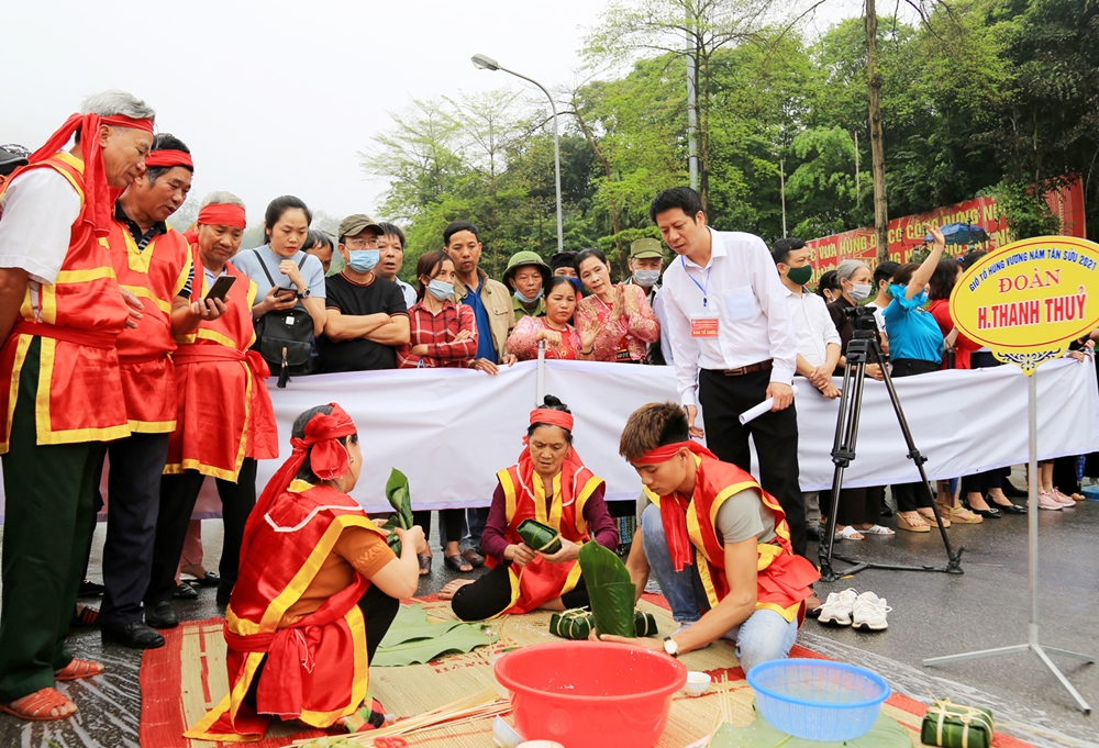 Các nghệ nhân tham gia tranh tài ở các nội dung: Gói 5kg gạo nếp, 1kg đỗ xanh, 1kg thịt lợn… thành 10 chiếc bánh chưng vuông trong thời gian tối đa 10 phút, luộc bánh trong 5 giờ...