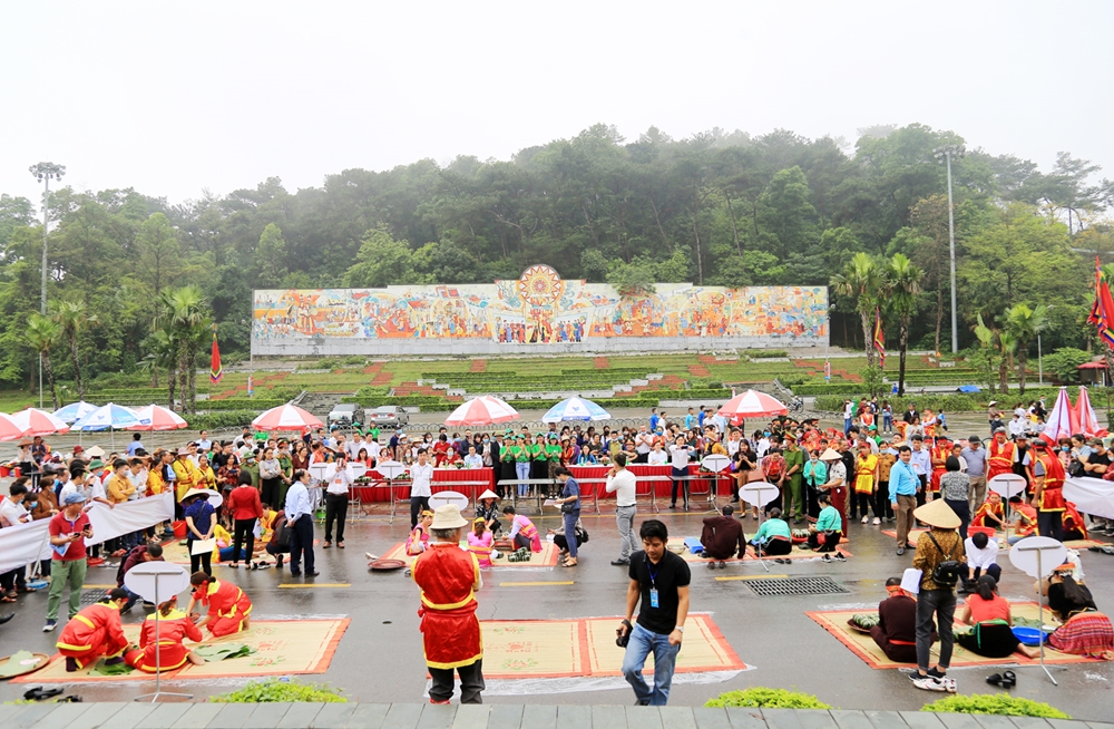 Quang cảnh hội thi gói bánh chưng.