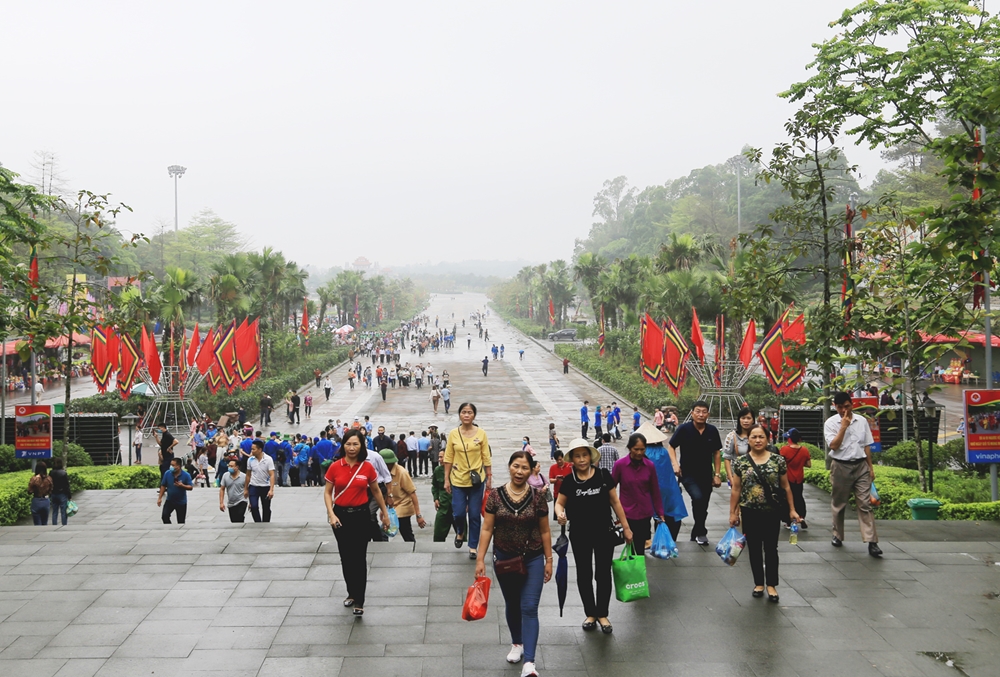 Chưa đến ngày chính thức diễn ra Lễ Giỗ Tổ Hùng Vương năm Tân Sửu 2021 nhưng những ngày qua đã có hàng nghìn người dân từ mọi miền Tổ quốc đã về đây để dâng hương tưởng nhớ các Vua Hùng.