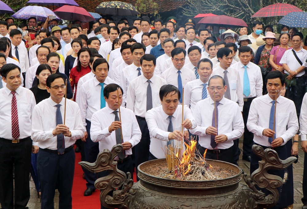 Sáng 17-4 (tức mùng 6-3 âm lịch), tại Đền thờ Đức Quốc Tổ Lạc Long Quân và Đền Mẫu Âu Cơ thuộc Khu Di tích lịch sử Đền Hùng, thành phố Việt Trì, Đảng bộ, chính quyền và nhân dân tỉnh Phú Thọ thay mặt đồng bào, chiến sĩ cả nước, kiều bào ta ở nước ngoài tổ chức Lễ giỗ Đức Quốc Tổ Lạc Long Quân và dâng hương tưởng niệm Tổ Mẫu Âu Cơ.