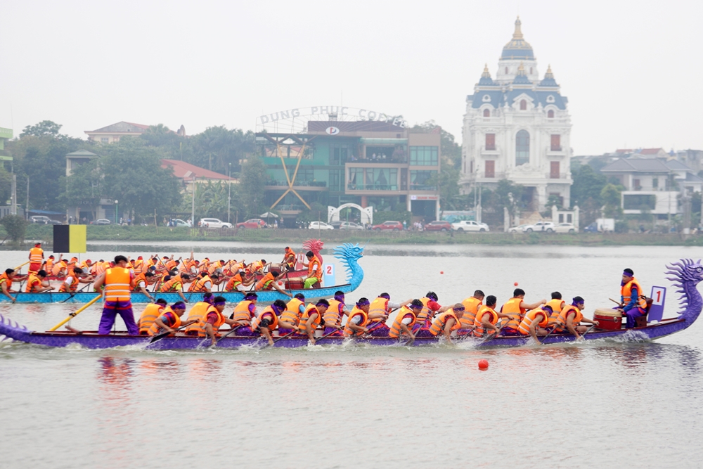 Ngày 18-4, tại Hồ Công viên Văn Lang, Ban Tổ chức Giỗ Tổ Hùng Vương – Lễ hội Đền Hùng năm 2021 tổ chức Giải Bơi chải thành phố Việt Trì mở rộng năm Tân Sửu 2021.