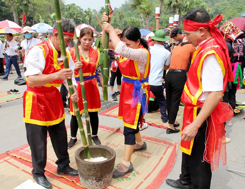 Các đội thi phải thổi 5kg nếp thành xôi trong thời gian tối đa 30 phút, giã và làm thành 10 chiếc bánh giầy trong thời gian tối đa 15 phút.