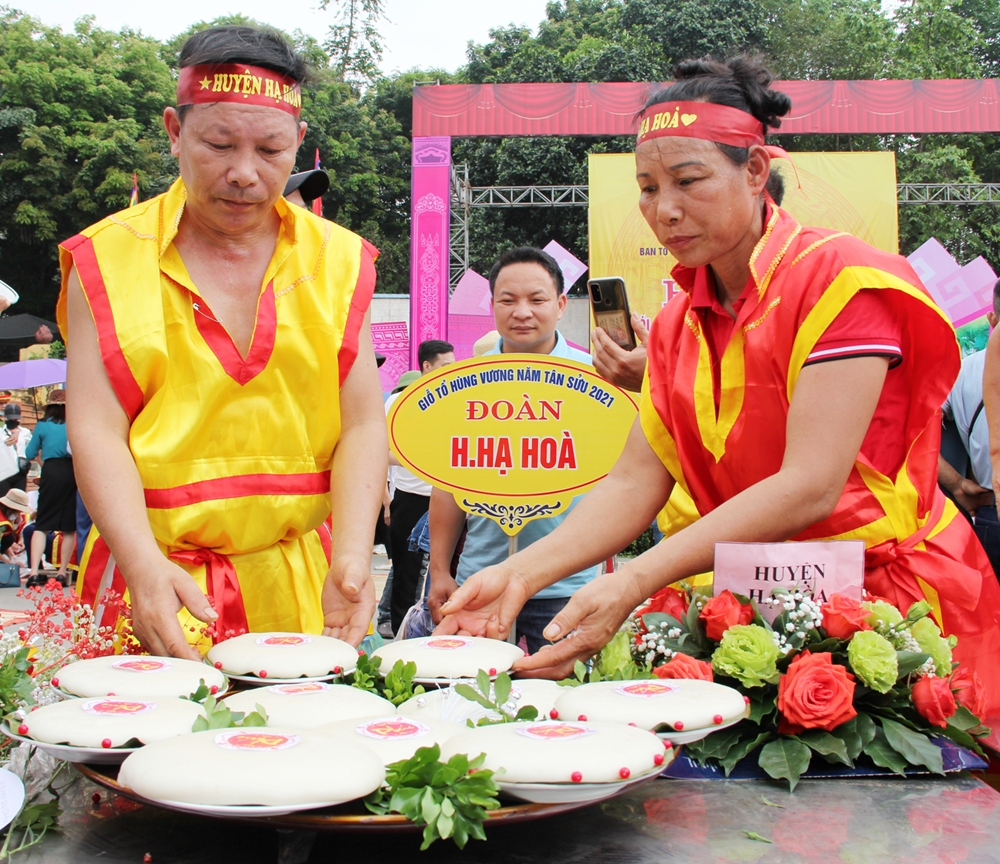 Bánh giầy phải dẻo, mịn, trắng, bánh tròn, thành cao, bày trên mâm có dán chữ “Phúc” màu đỏ.