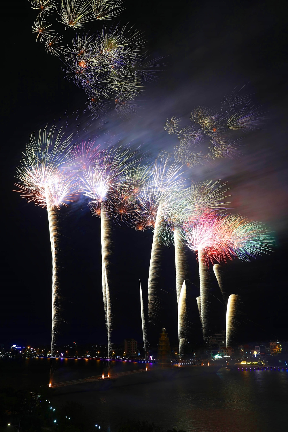 Pháo hoa bắn trình diễn như những