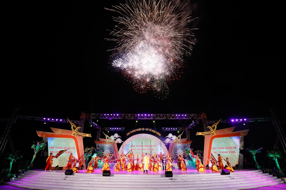 Chương trình nghệ thuật “Linh thiêng Đất Tổ-Hùng Vương năm 2021” có sự tham gia của gần 200 nghệ sỹ trình diễn những tiết mục đặc sắc, ca ngợi công đức của Vua Hùng - người có công lập ra Nhà nước Văn Lang đầu tiên - Tổ chung của dân tộc Việt Nam; đồng thời ca ngợi tinh thần đoàn kết, truyền thống uống nước nhớ nguồn của dân tộc.