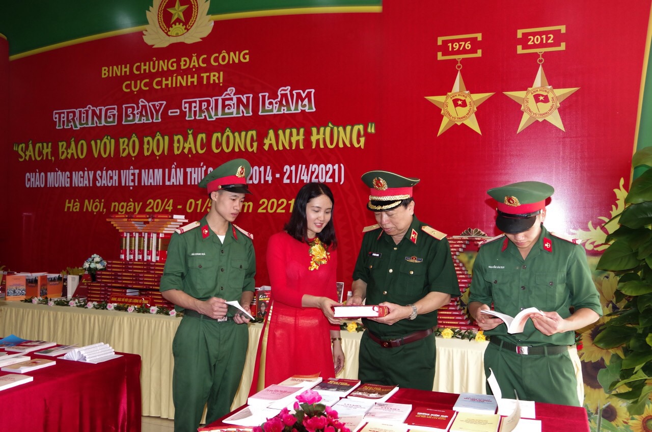“Sách, báo với bộ đội đặc công anh hùng”