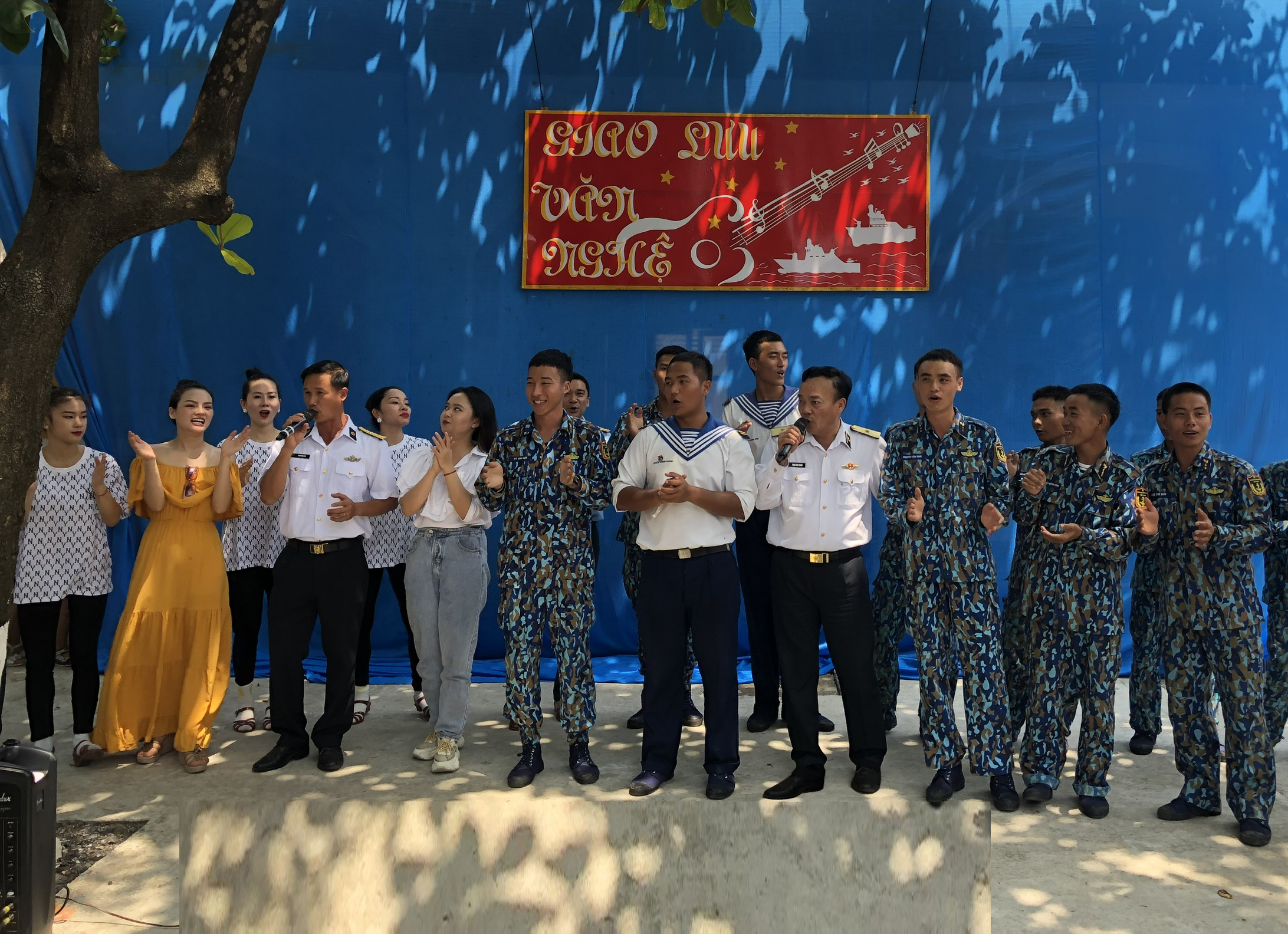 Rưng rưng câu hát giữa Trường Sa