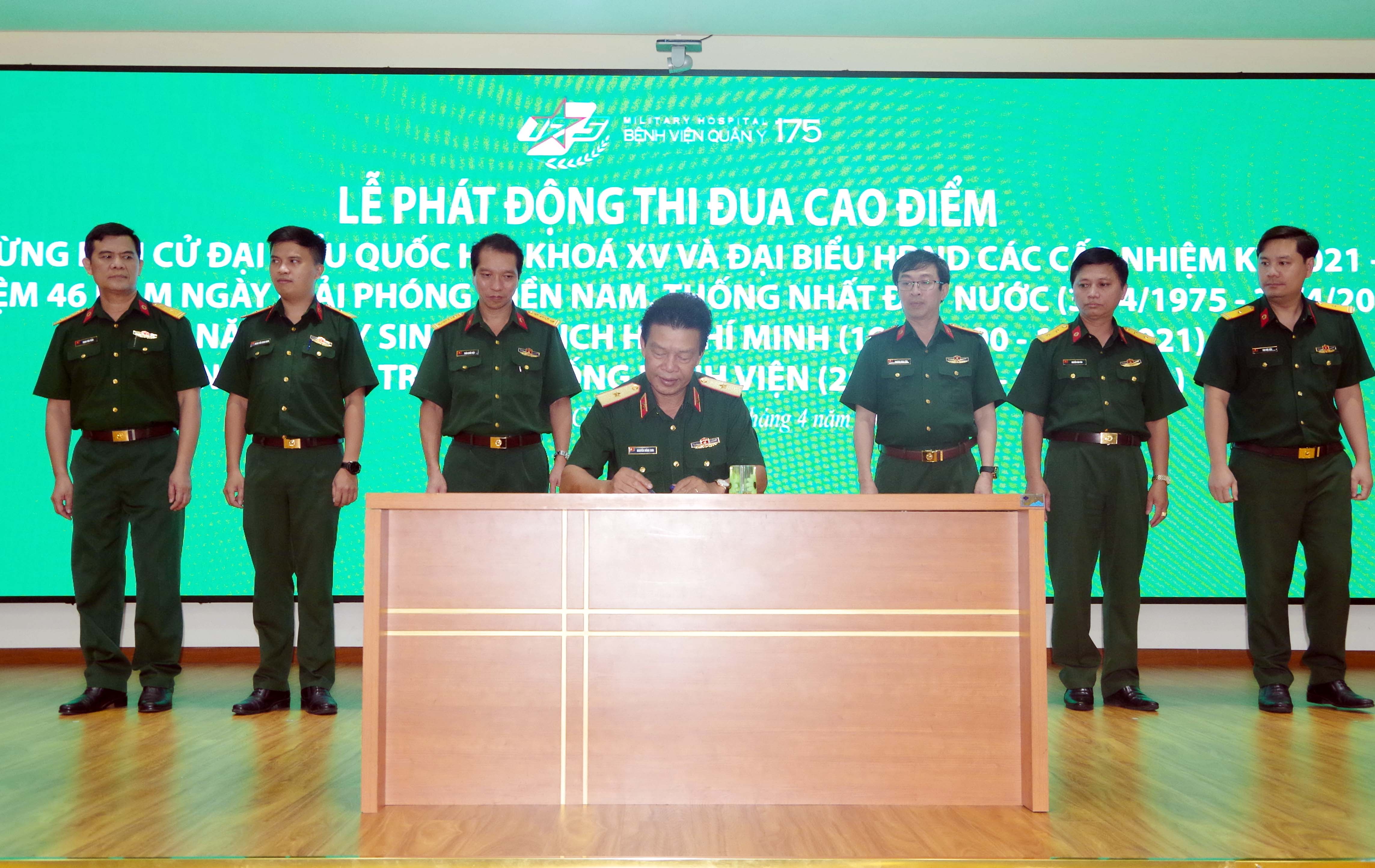 Thi đua nâng cao chất lượng thu dung, điều trị và hoàn thành tốt công tác bầu cử