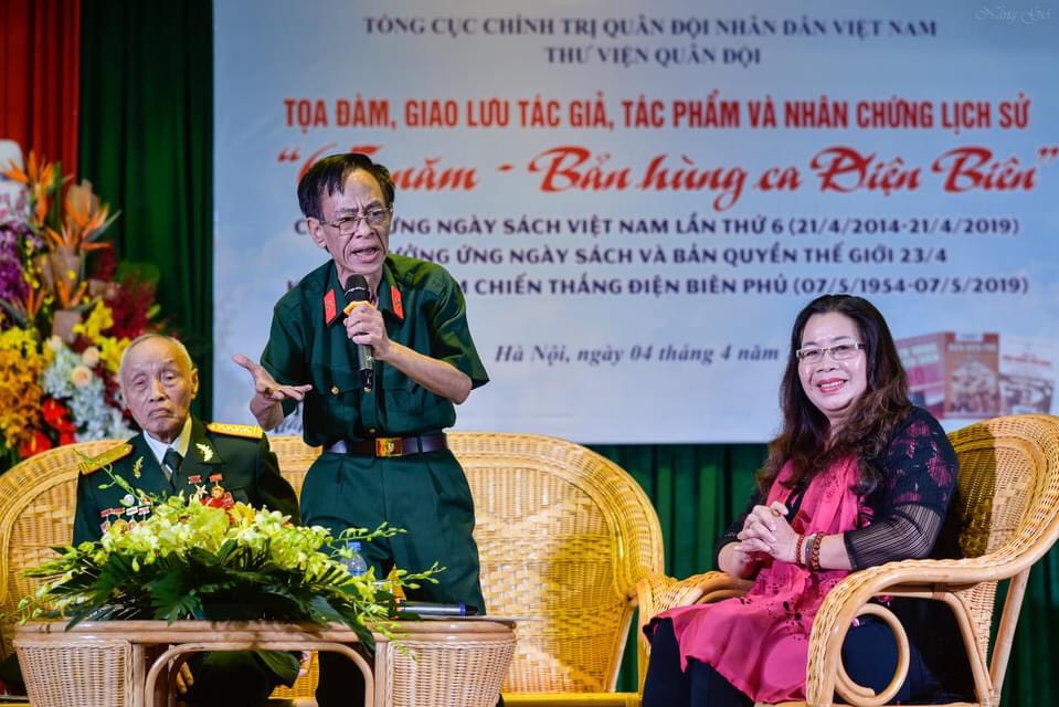 Những người  “truyền lửa” cho thanh niên quân đội qua những trang sách