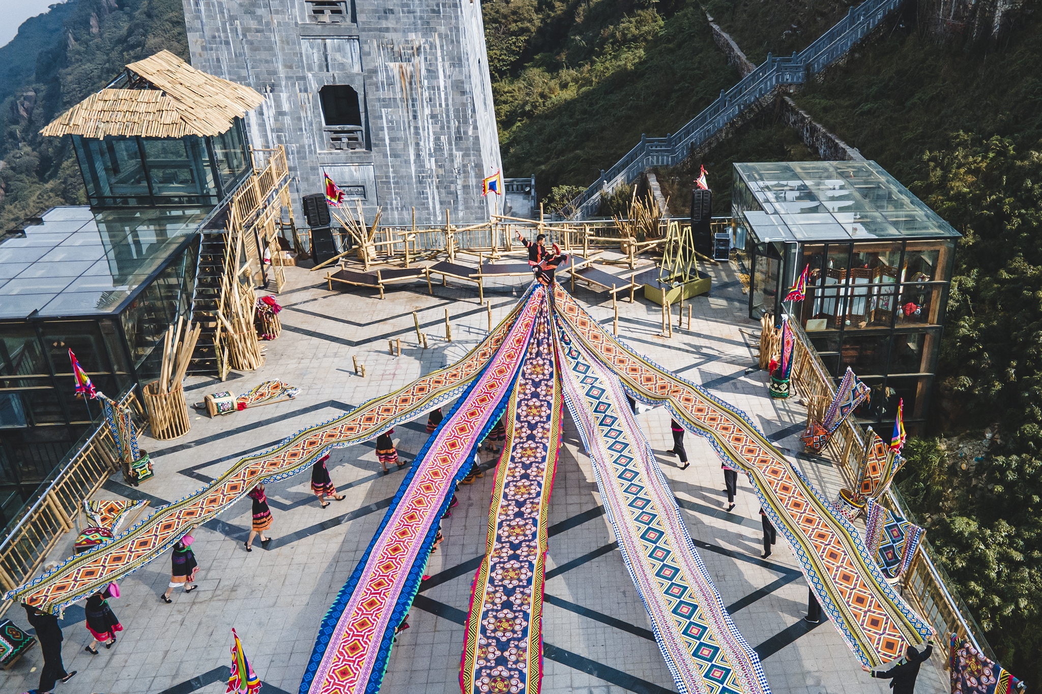 Mùa du lịch Sa Pa sôi động với “Vũ điệu trên mây”