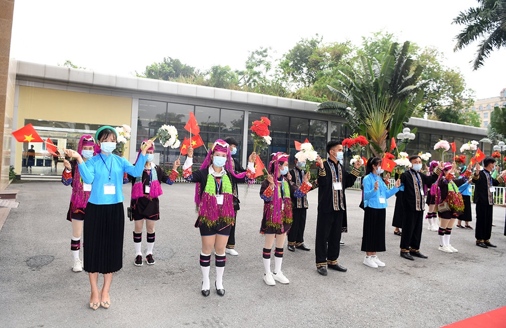 Người dân vui tươi chào đón các đại biểu dự chương trình Giao lưu.