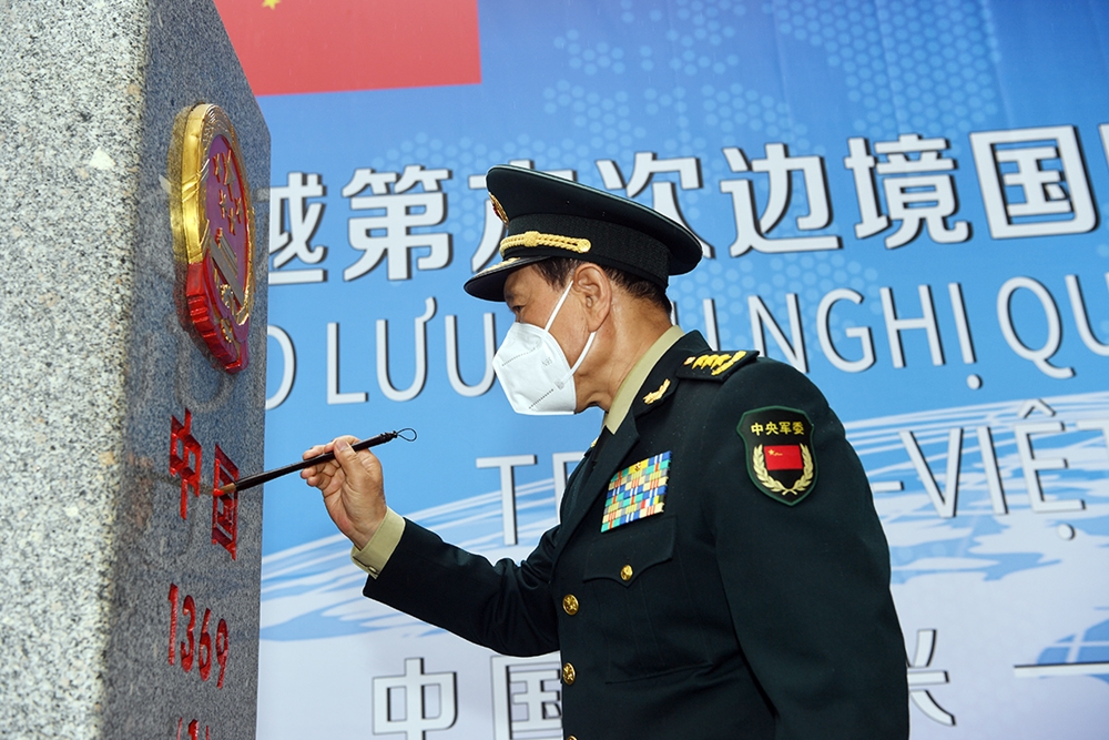 Bộ trưởng Ngụy Phượng Hòa tô sơn cột mốc chủ quyền bên phía Trung Quốc.