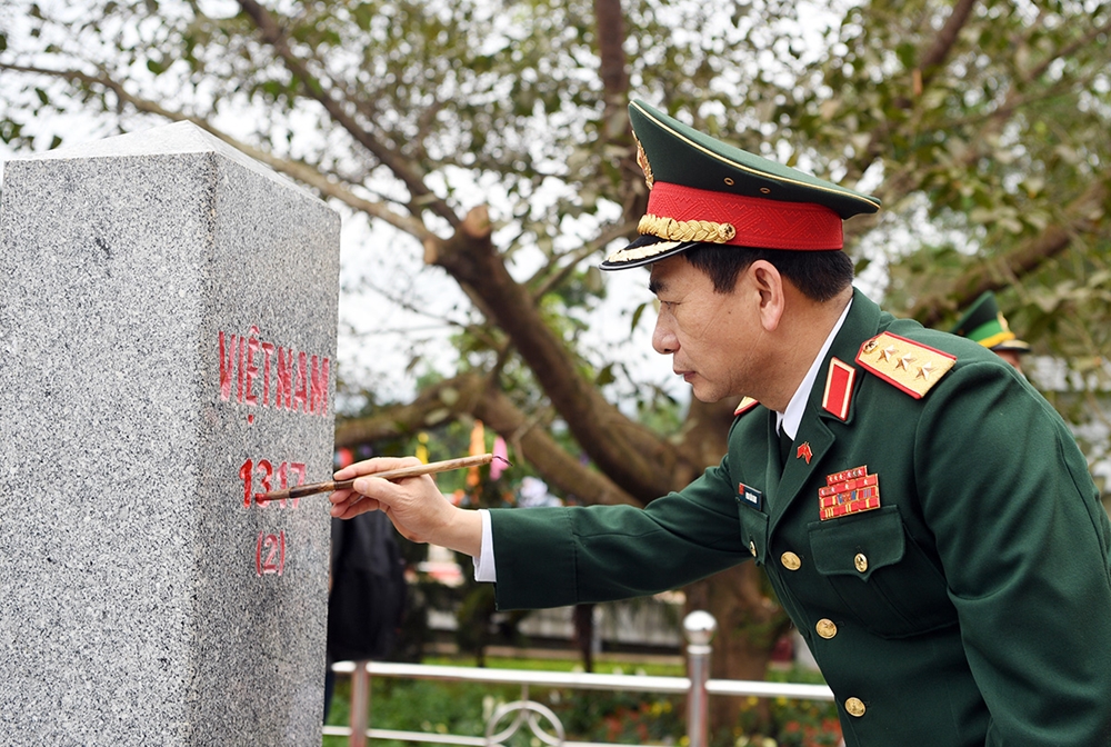 Bộ trưởng Phan Văn Giang tô sơn cột mốc chủ quyền bên phía Việt Nam.