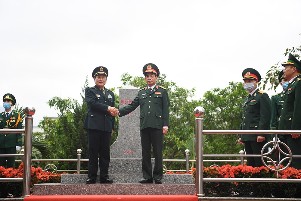 Hai Bộ trưởng chụp ảnh chung bên cột mốc số 1371 (2) bên phía Việt Nam.