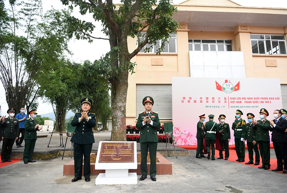 Hai Bộ trưởng trồng cây lưu niệm tại Cửa khẩu Hoành Mô (Quảng Ninh).