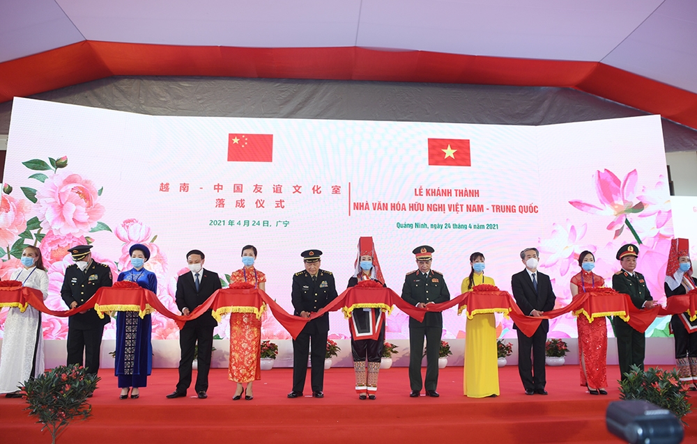 Hai Bộ trưởng và các đại biểu cắt băng khánh thành Nhà văn hóa Hữu nghị Việt Nam - Trung Quốc tại xã Đồng Văn, huyện Bình Liêu (Quảng Ninh).