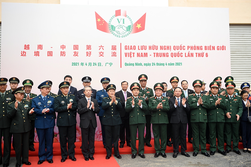 Các đại biểu tham tham dự Giao lưu chụp ảnh lưu niệm tại Cửa khẩu Hoành Mô.