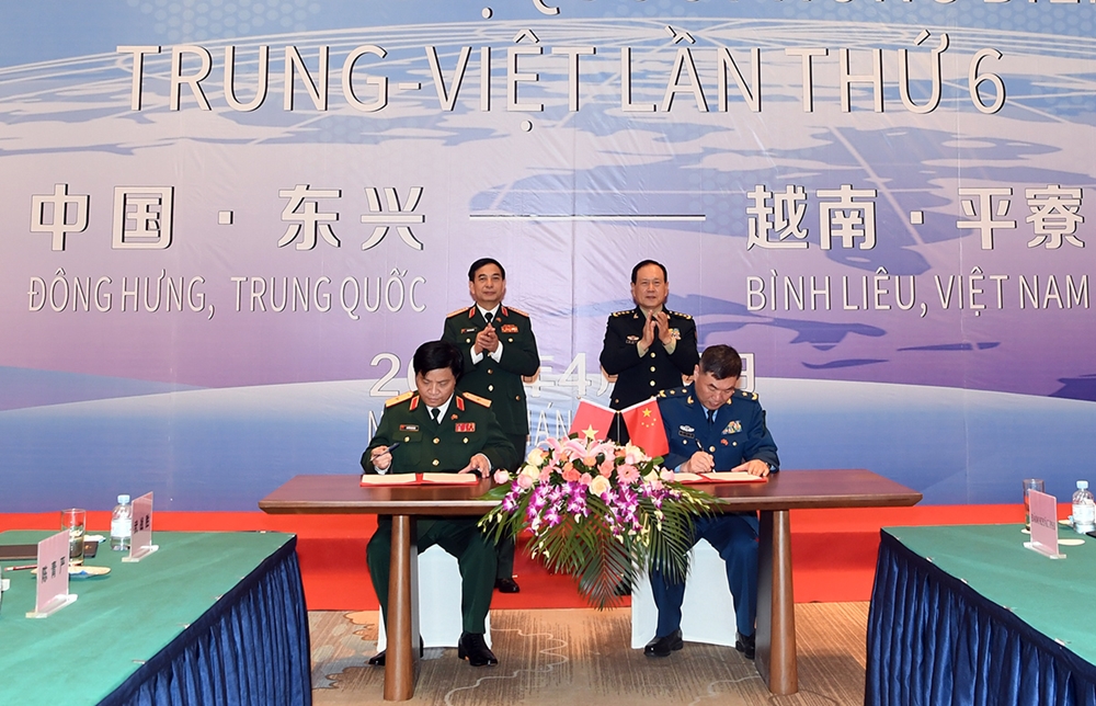 Hai Bộ trưởng chứng kiến Lễ ký Bản ghi nhớ về việc tiếp tục hợp tác nghiên cứu khoa học giữa Viện Chiến lược Quốc phòng (Bộ Quốc phòng Việt Nam) và Viên Khoa học Quân sự Quân Giải phóng nhân dân Trung Quốc.