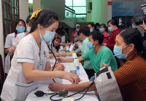 Bệnh viện Quân y 175 tổ chức khám bệnh, cấp thuốc miễn phí tại Long An