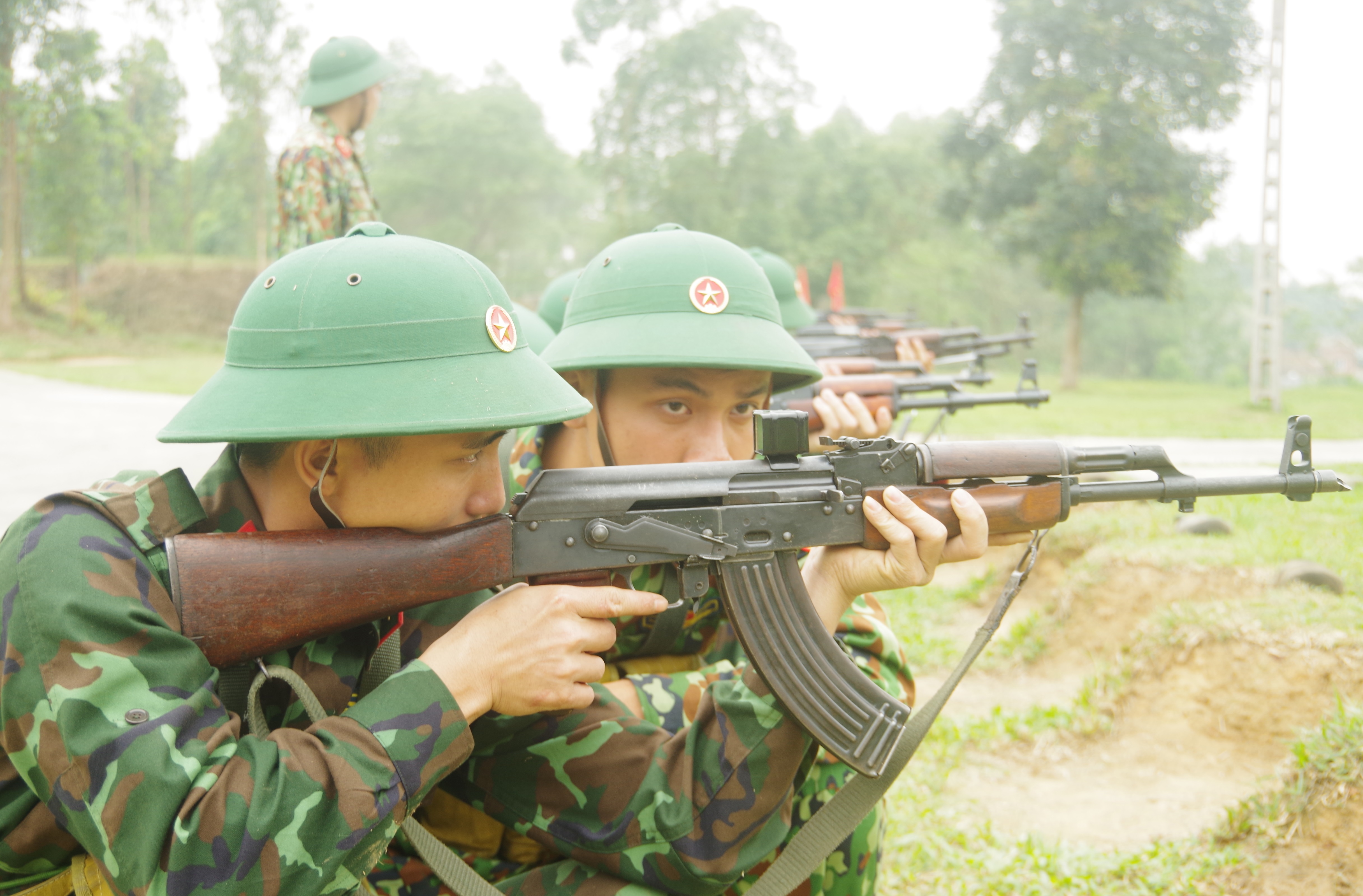 Chiến sĩ mới sôi nổi thi đua huấn luyện 