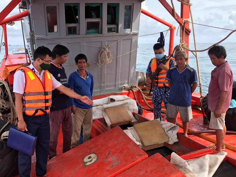 Bắt giữ tàu chở hơn 70.000 lít dầu không rõ nguồn gốc