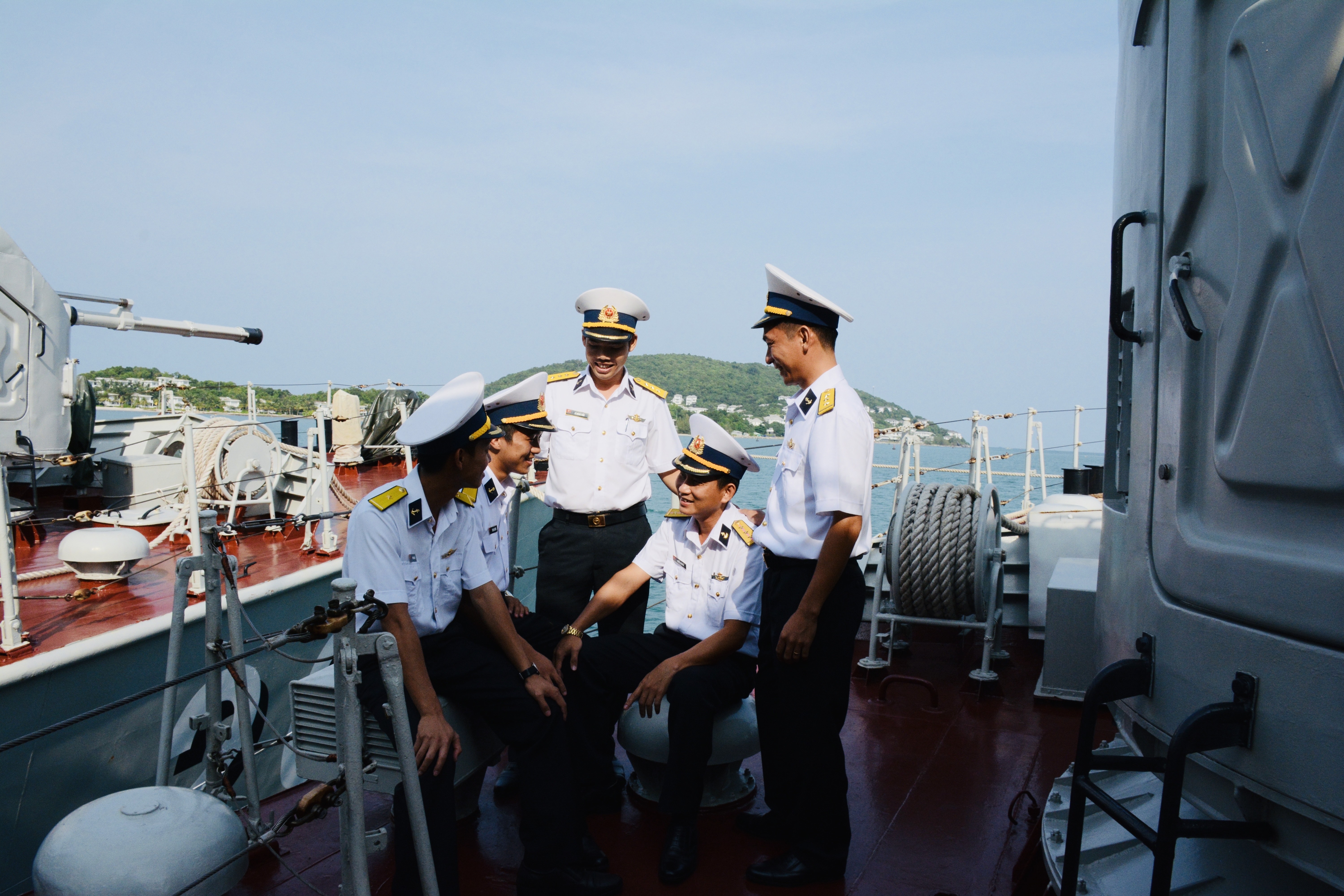 Ấm tình đồng đội nơi đảo xa