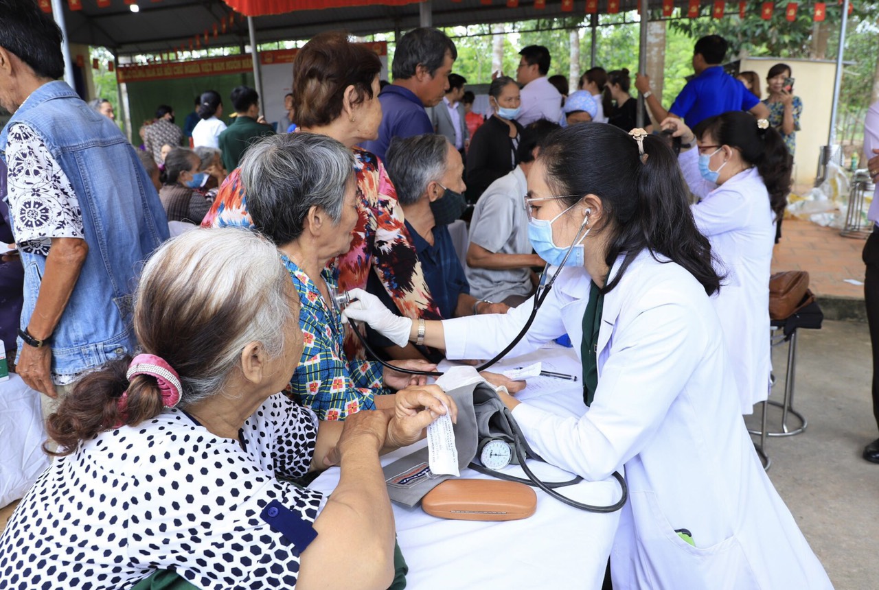 Bộ CHQS tỉnh Bình Dương khám bệnh, cấp thuốc tại huyện Dầu Tiếng 