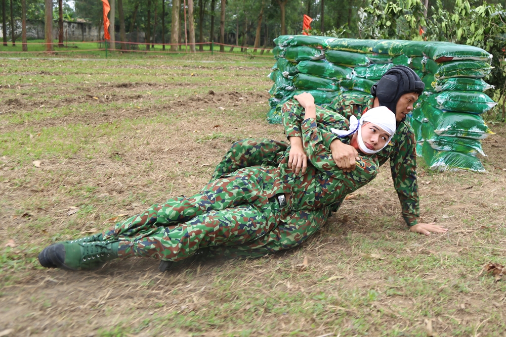 Đưa thương binh tới nơi trú ẩn an toàn bằng động tác lê cao. Động tác này đòi hỏi vận động viên phải có sức khỏe và kỹ thuật tốt nhằm tránh bị phạt bằng hình thức cộng thời gian.