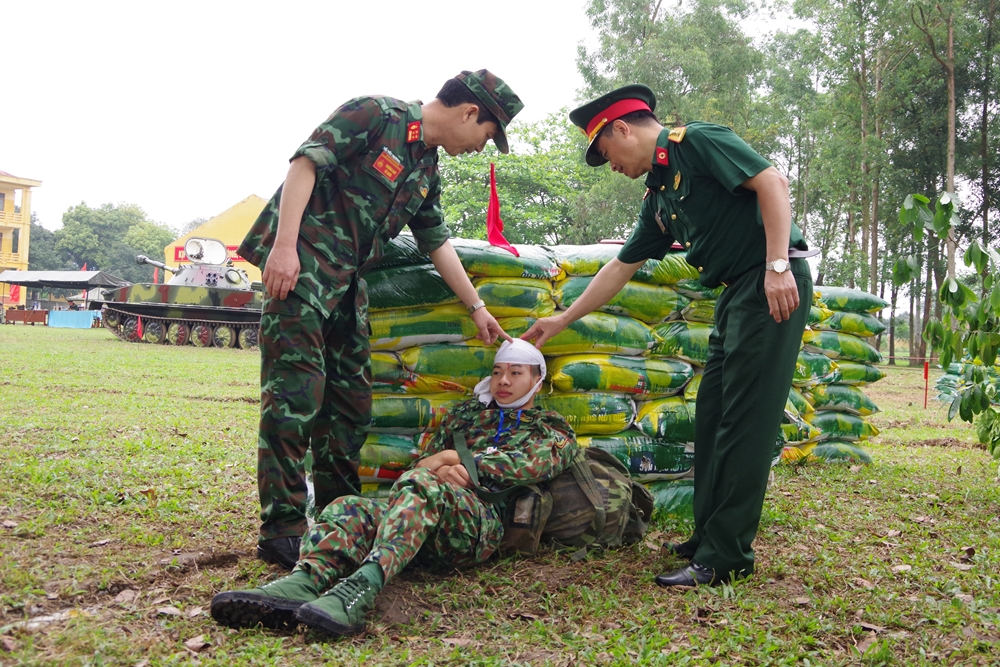 Đại tá Hồ Viết Trương (bên trái), Phó tư lệnh, Tham mưu trưởng Binh chủng TTG-Trưởng Ban tổ chức cùng trọng tài kiểm tra phần thi kỹ thuật băng bó vết thương.