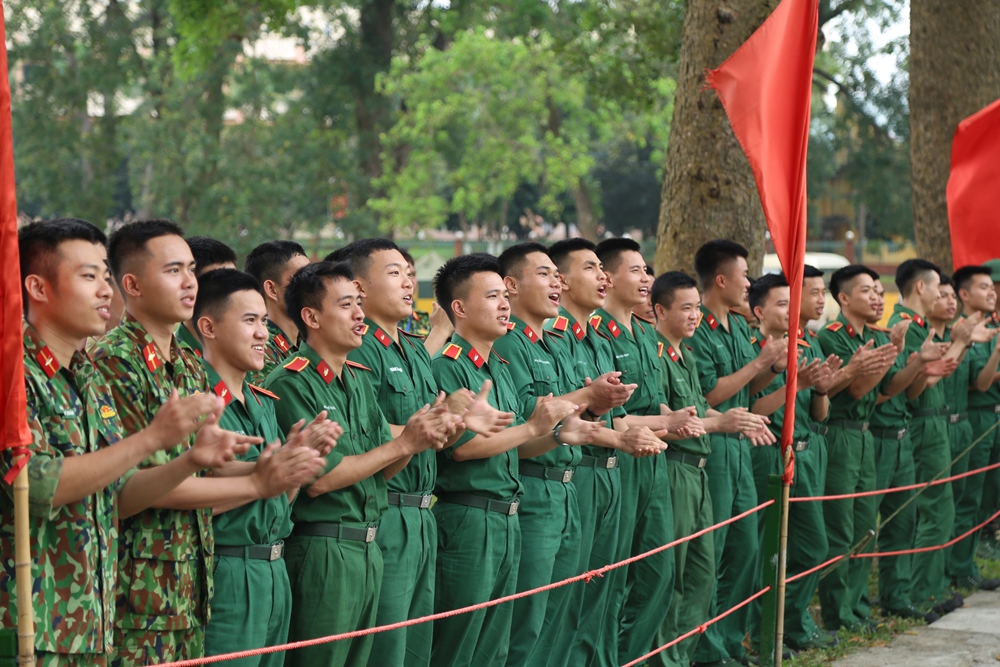 Lực lượng cổ vũ, động viên các kíp xe thực hiện bài thi.