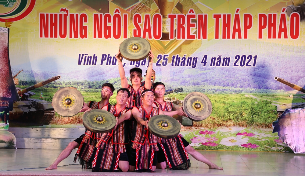 Những chàng lính tăng trong điệu múa cồng chiêng.