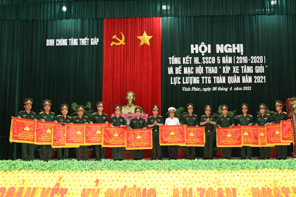 Thủ trưởng Bộ tư lệnh TTG trao cờ giành giải nhất, nhì, ba cho các đơn vị tham gia hội thi.