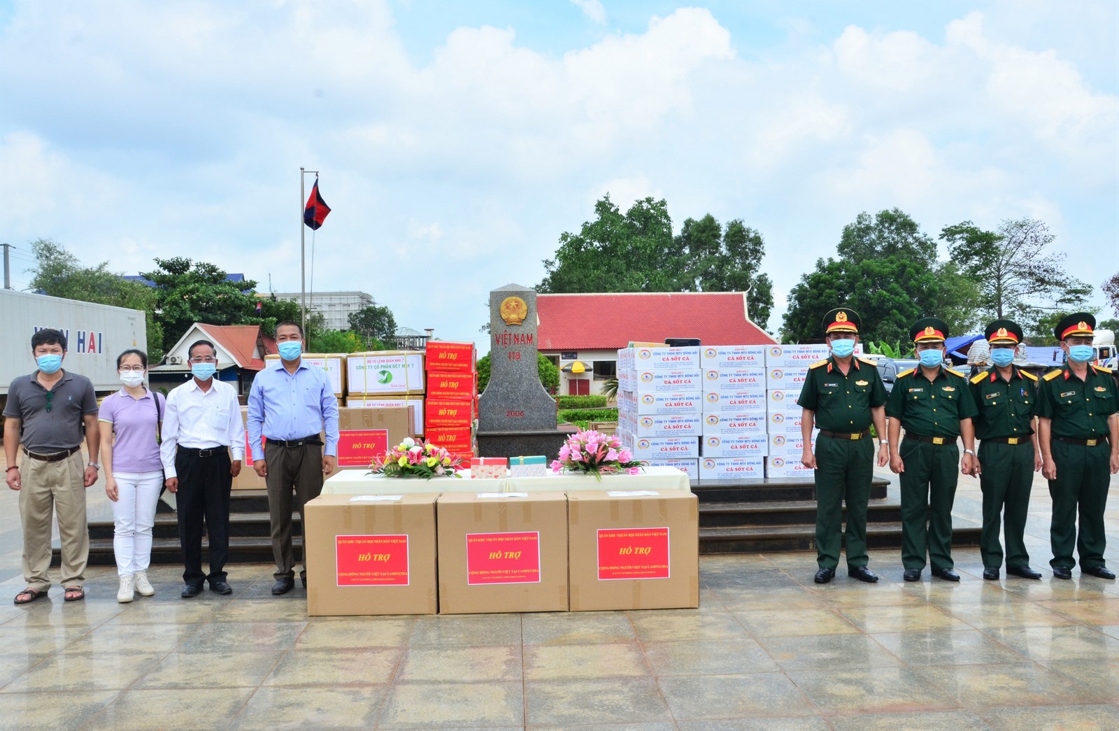 Quân khu 7 bàn giao kinh phí vật chất cho Đại sứ quán Việt Nam tại Campuchia