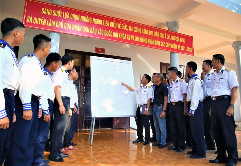 Sẵn sàng ngày hội bầu cử giữa trùng khơi