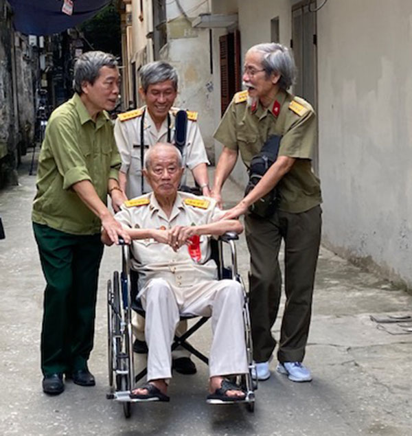 Thiên phóng sự chiến trường 13 kỳ - chuyện bây giờ mới kể: Bài 2: Cây bút và bước chân “thần tốc” 