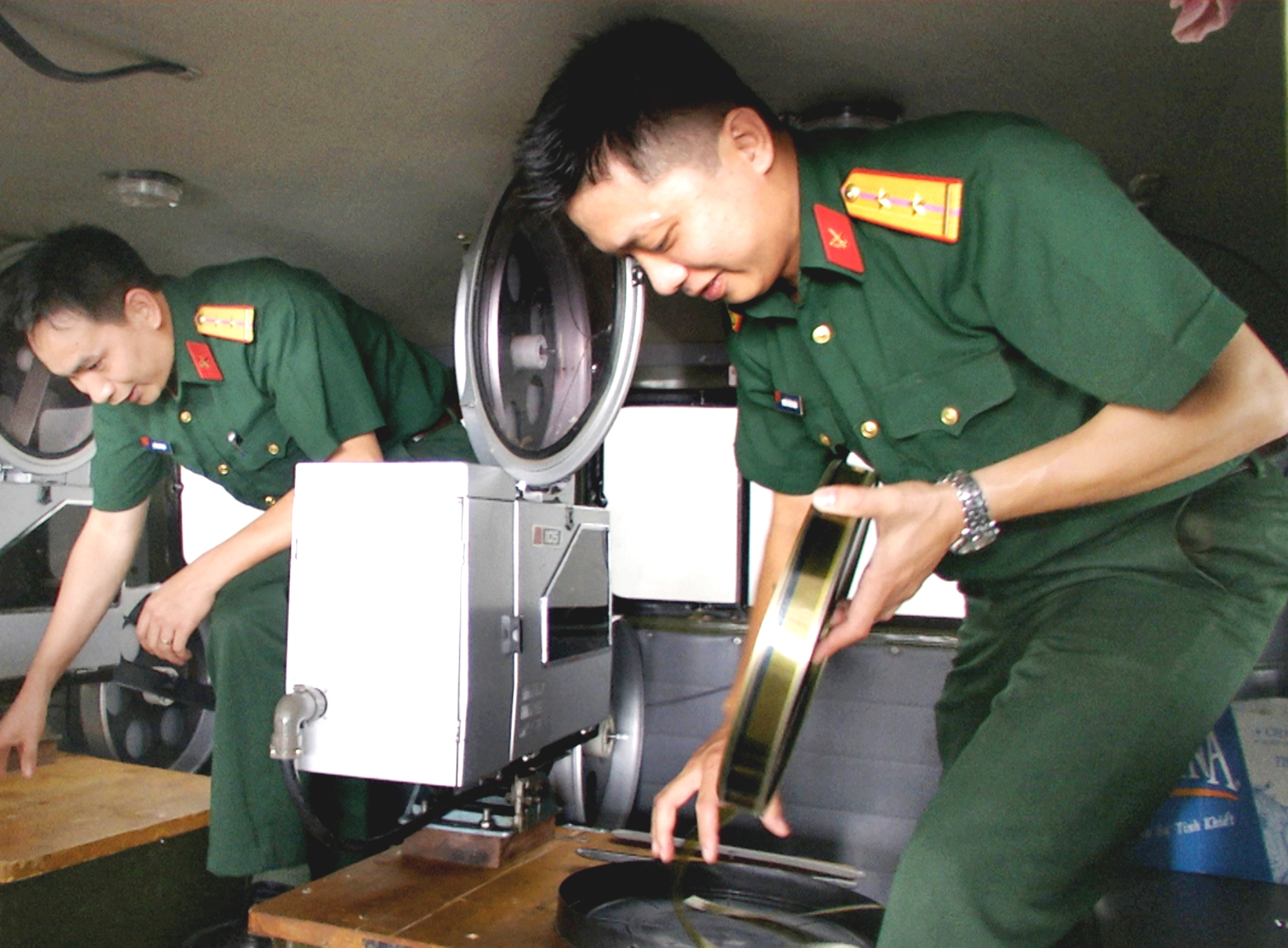 Chiếu phim trên tuyến lửa