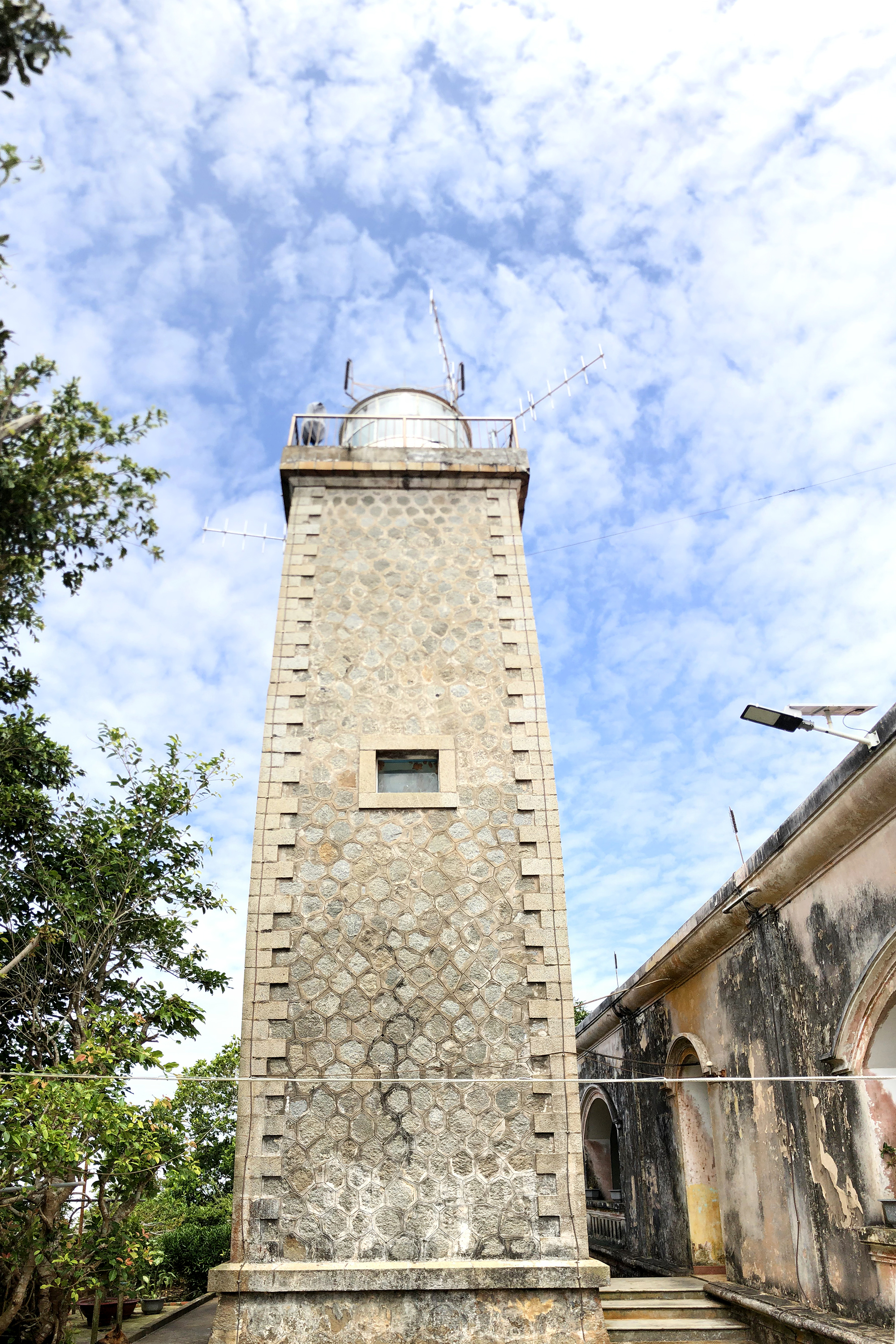 Ngọn đèn giữ biển Tây Nam