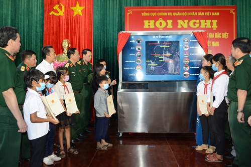 Tổng cục Chính trị bàn giao phần mềm, thiết bị 3D cho tỉnh Bình Phước 