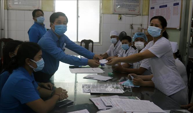 Tặng quà công nhân, viên chức, lao động làm việc trong ngày Quốc tế Lao động 1-5