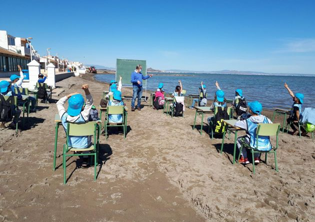 Mô hình học độc đáo trên bãi biển Tây Ban Nha