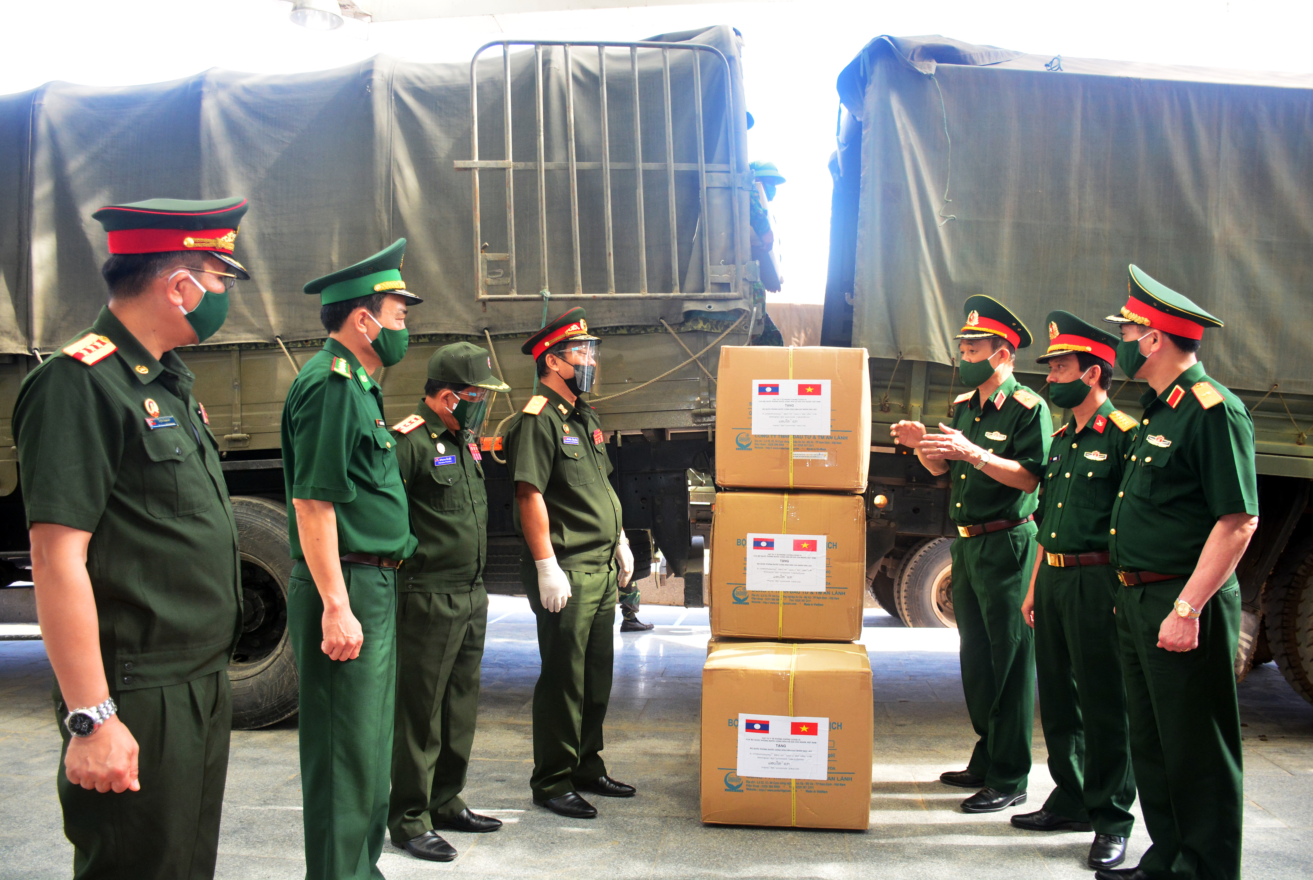 Trong gian khó càng sáng tỏ tình đoàn kết keo sơn