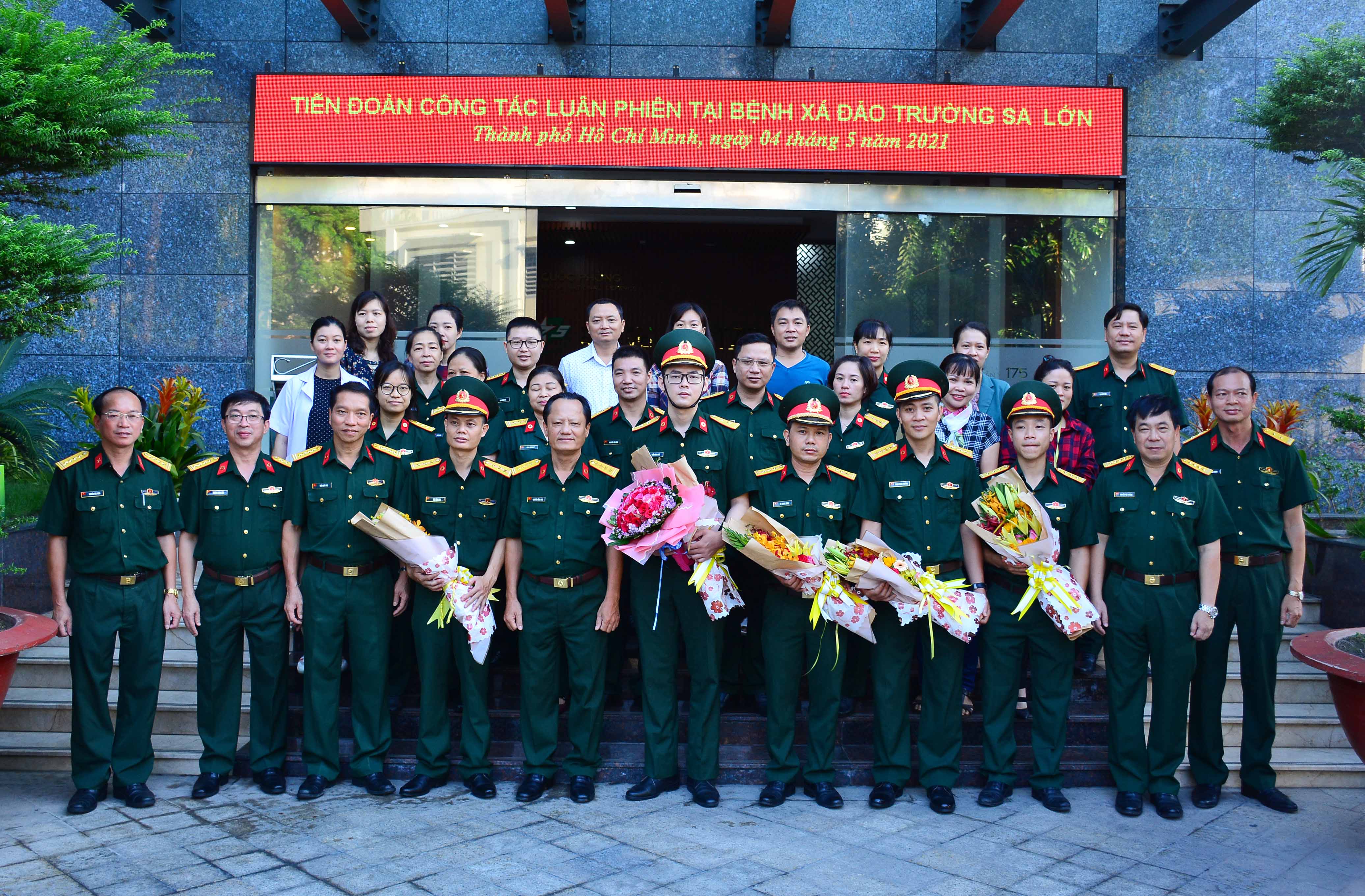 Bác sĩ Bệnh viện Quân y 175 lên đường thực hiện nhiệm vụ tại huyện đảo Trường Sa