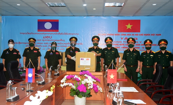 Những nghĩa cử của tình hữu nghị gắn bó keo sơn
