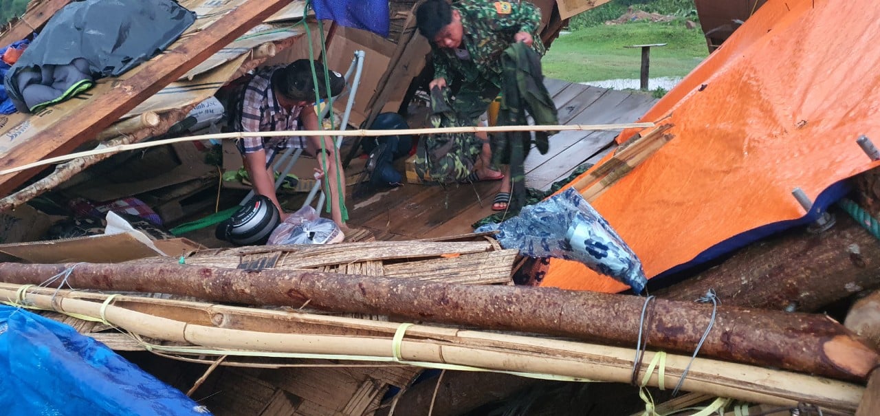 Đêm trắng miệt mài làm nhiệm vụ sau cơn dông lốc làm sập đổ chốt chống dịch