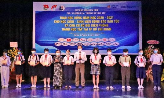Trao 225 suất học bổng Vừ A Dính cho học sinh, sinh viên 