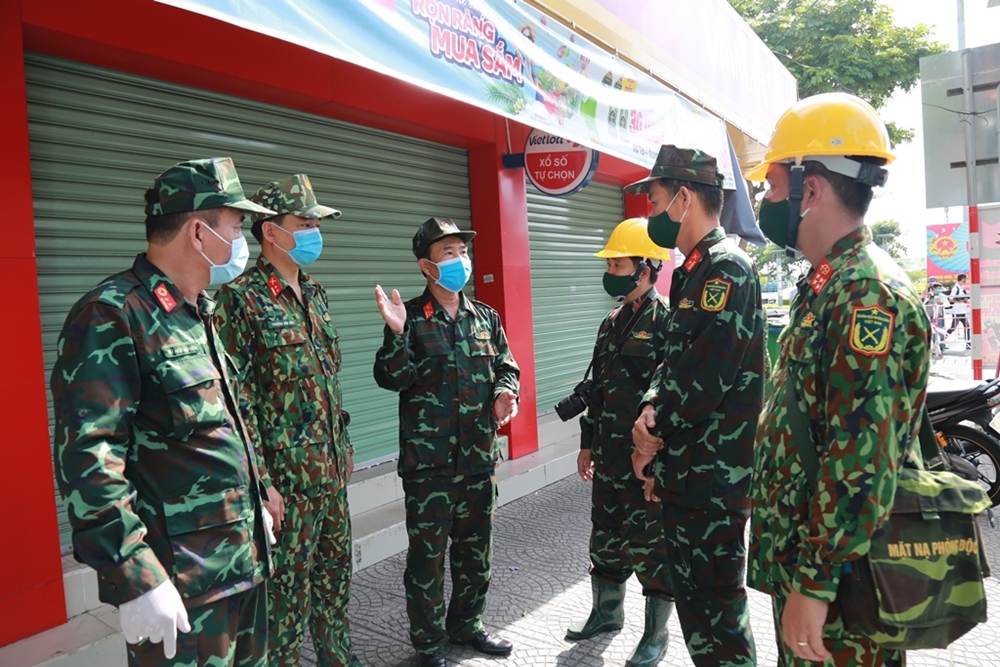 Chỉ huy các lực lượng trao đổi, thống nhất phương án phun khử khuẩn.